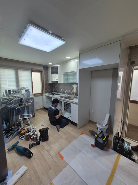 상가주택 수도배관 누수 공사 - 하부장을 들어낸 주방