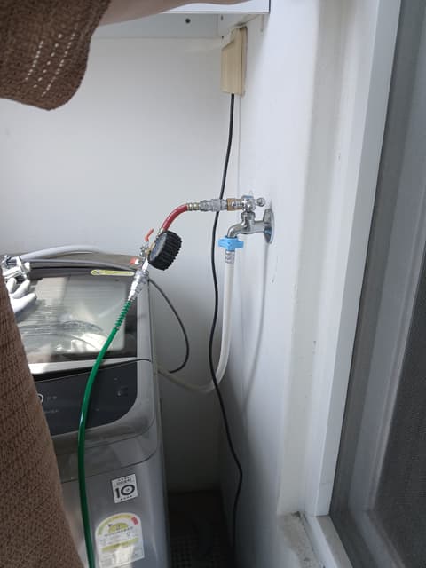 수도배관 누수 공사 - 수전에 압력 장비를 물린 모습